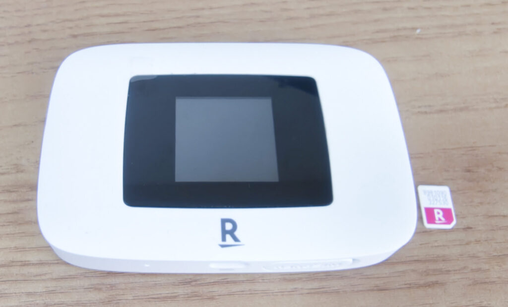 Rakuten WiFi Pocket PlatinumとSIMカード