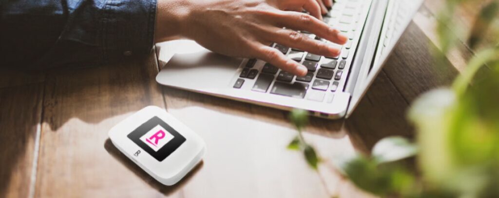 仕事にもプライベートにも嬉しい、最大約10時間の連続通信。外出時の長時間利用も安心です。