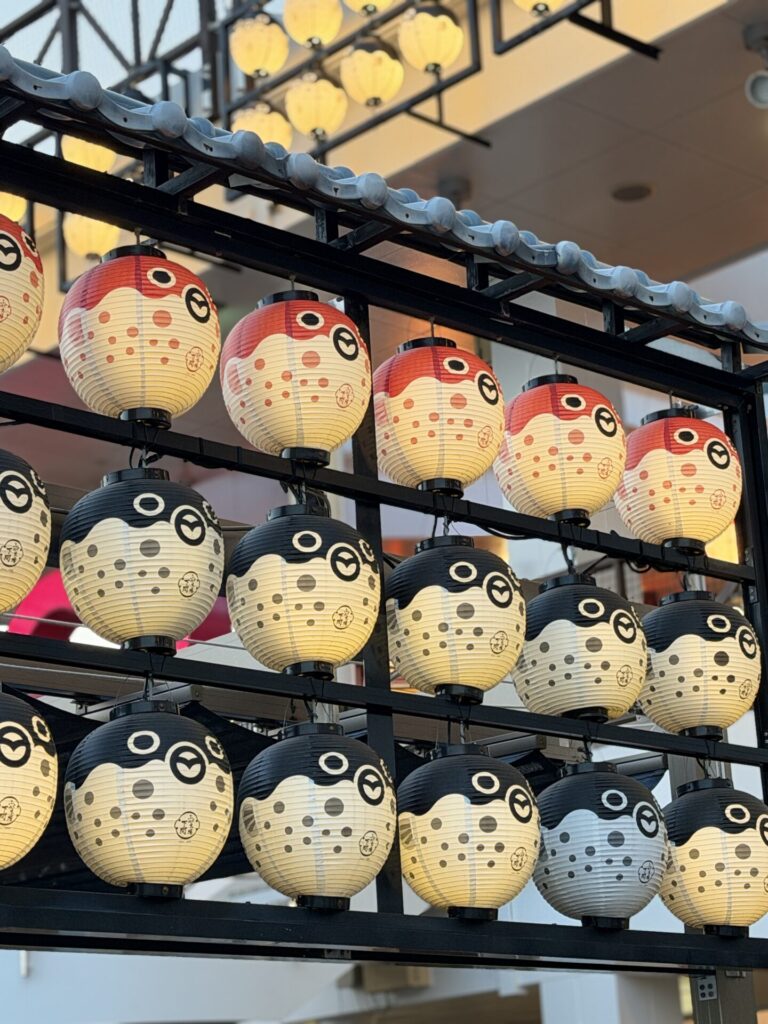 下関市カモンワーフ近くのフグの提灯