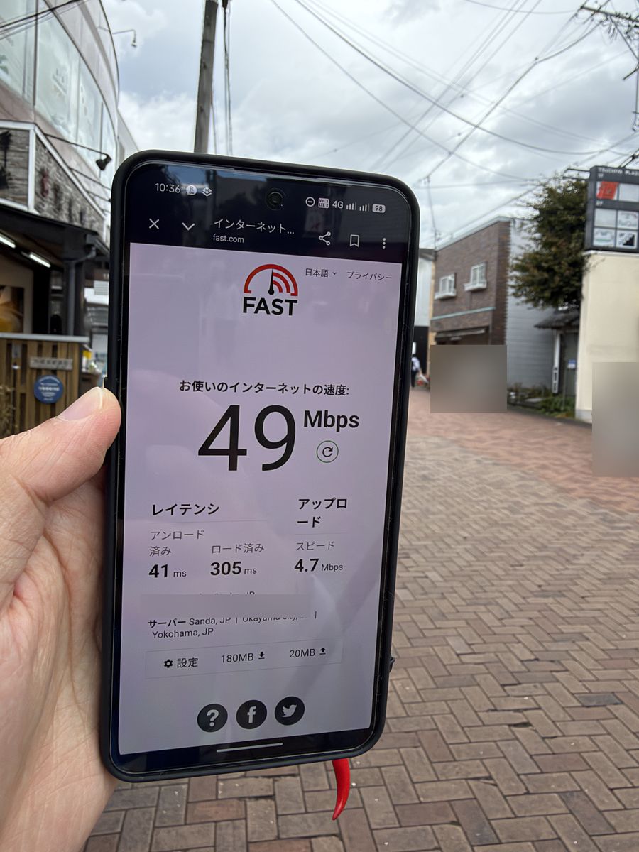 旧軽井沢銀座通りで楽天モバイルの通信速度を測定した結果(下り49Mbps)