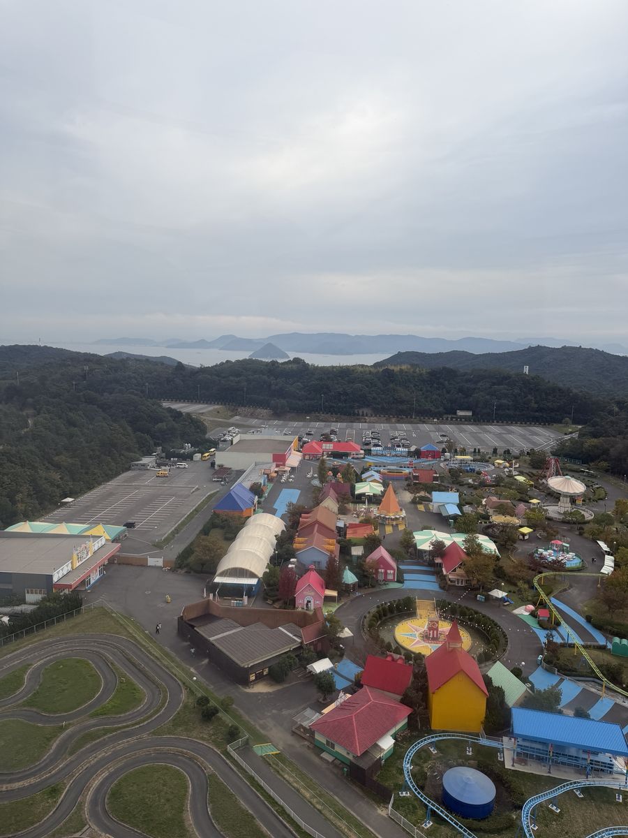 おもちゃ王国の観覧車から見た園内と瀬戸内海