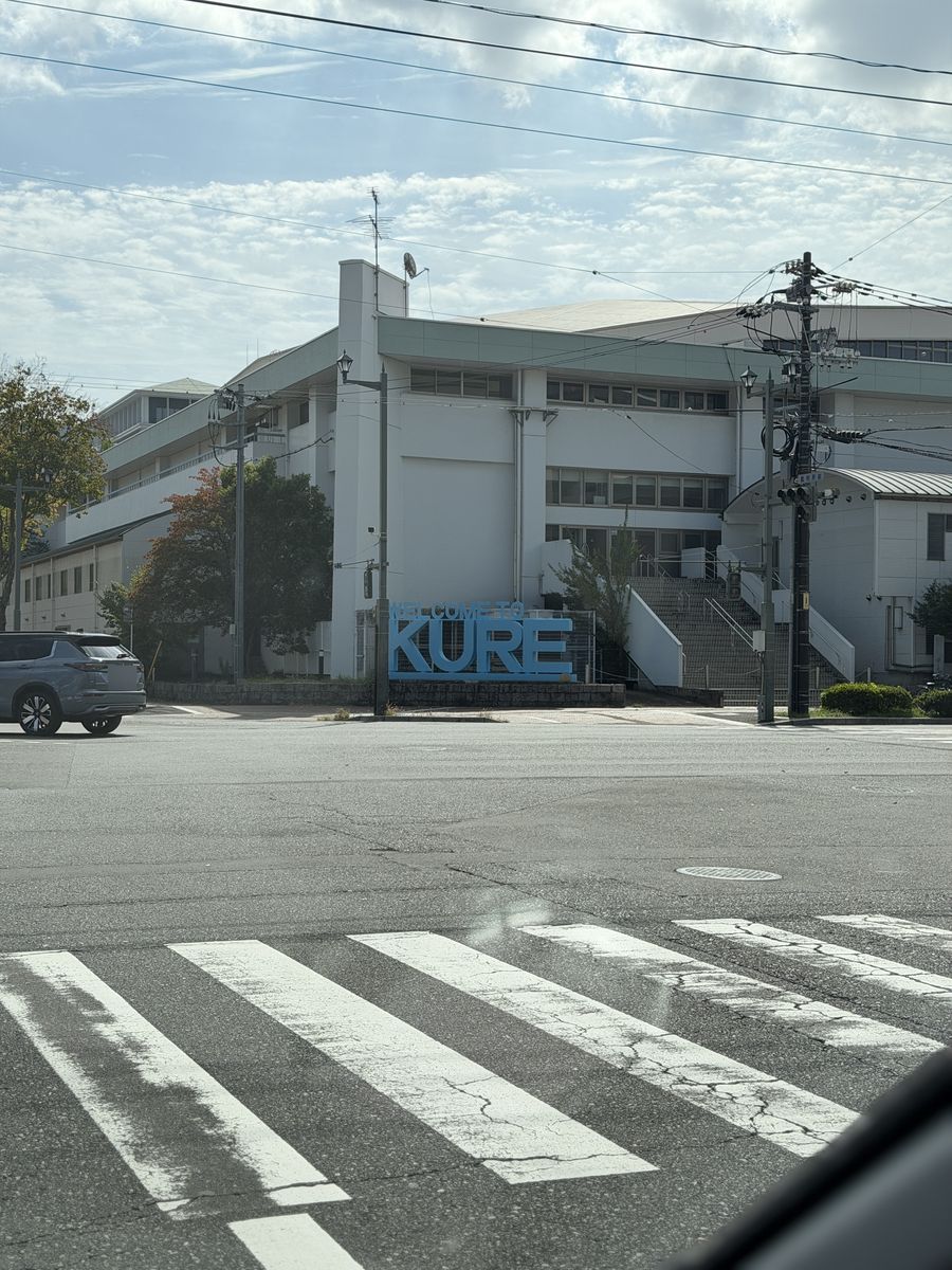 呉市内の「WELCOME TO KURE」のモニュメント